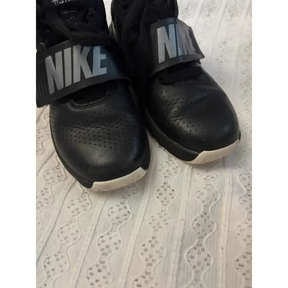 Nike Team Hustle D 8 Basketball Shoes Black White Boys Youth 1.5Y 881942-001
